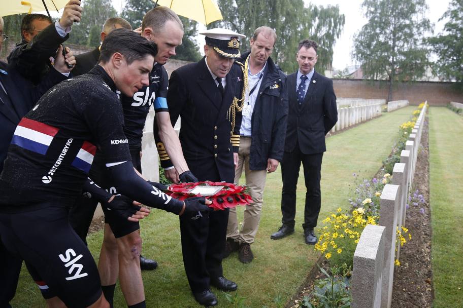 Peter Kennaugh e Chris Froome hanno deposto una corona di fiori sulle tombe dei caduti del Commonwealth. Epa